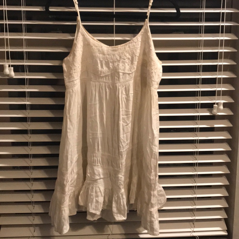Adorable white flowy dress